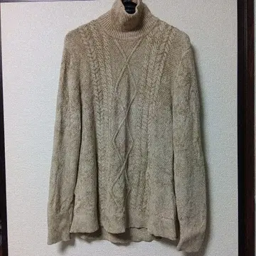 A 베이지 터틀넥 스웨터