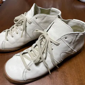 CAMPER 화이트 가죽 하이컷 스니커즈