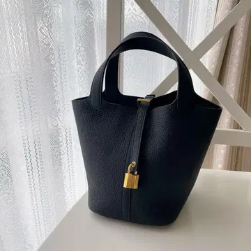 천연 가죽 큐브 백 PM S 사이즈