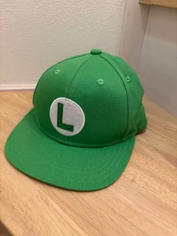 L 마크가 달린 그린 컬러 캡 루이지