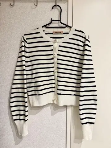 Apuweiser-riche 스트라이프 가디건 펄 버튼