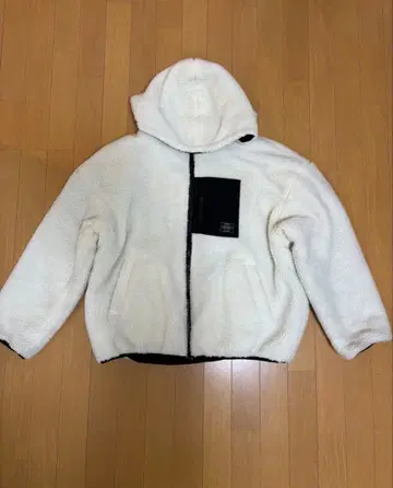 화이트 플리스 자켓 후드 부착