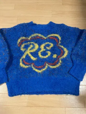 R.E. 로고 파란색 복슬복슬 니트 스웨터