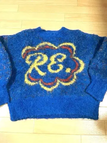 RE. 로고 파란색 복슬복슬 니트 스웨터