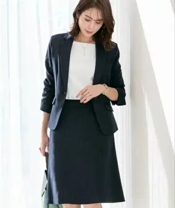 세탁 가능한 스테디셀러 세미 플레어 스커트 수트