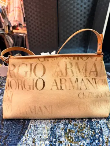 Giorgio Armani 로고 프린트 핸드백