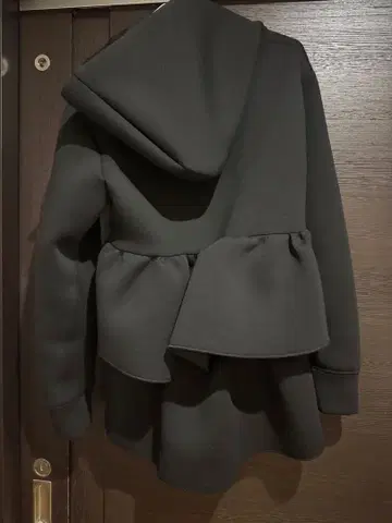 프릴 달린 블랙 후드티