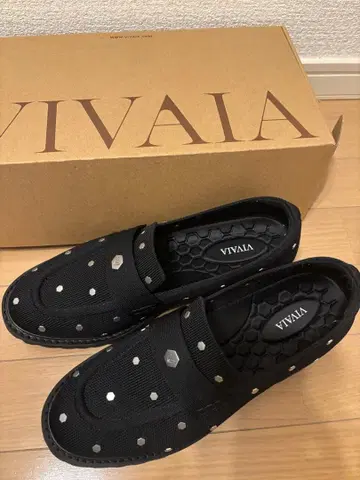 VIVIA 블랙 스터드 로퍼