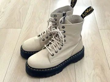 닥터마틴 8홀 통굽 UK6 사이즈