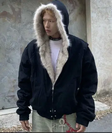 퍼 달린 블랙 봄버 자켓