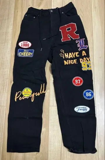 자수 패치가 달린 블랙 팬츠