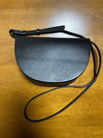 COS 크로스 바디백 가죽 블랙