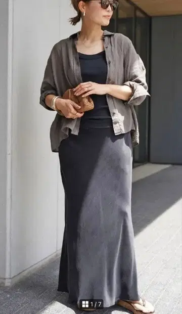 블랙 새틴 롱 스커트