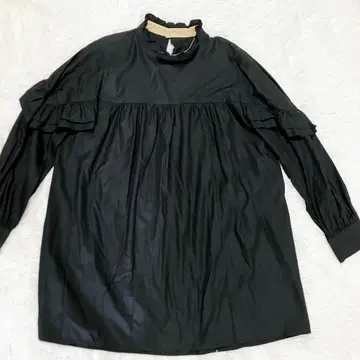 아위에프 AuieF 프릴 블라우스 새상품급 고급 깔끔한 디자인