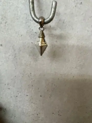 실버 피라미드형 참 목걸이