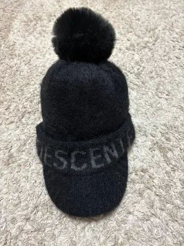 데상트 골프 폼폼 포함 니트 캡