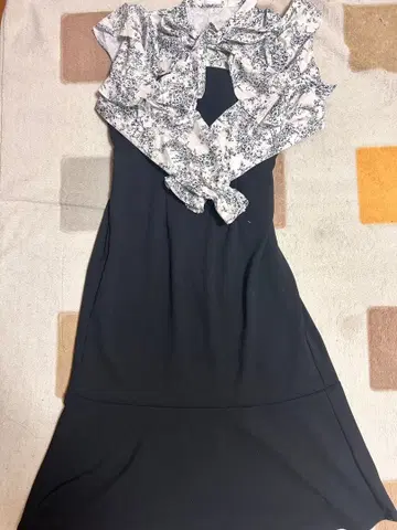 프릴이 달린 꽃무늬 탑 캐주얼 드레스