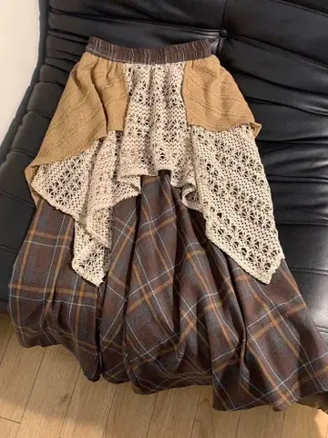 레이스와 체크 무늬 플레어 스커트