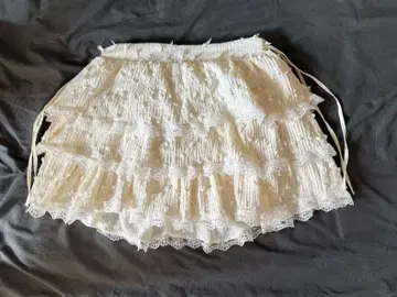 화이트 프릴 미니 스커트