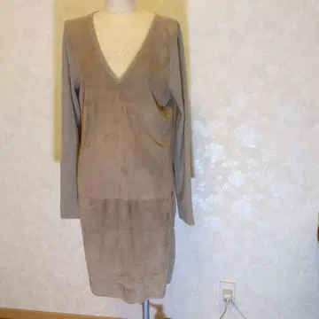 V넥 앞쪽 스웨이드 원피스