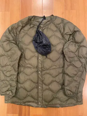 UNIQLO 마운테니어링 다운 올리브 남성용 사이즈 3XL