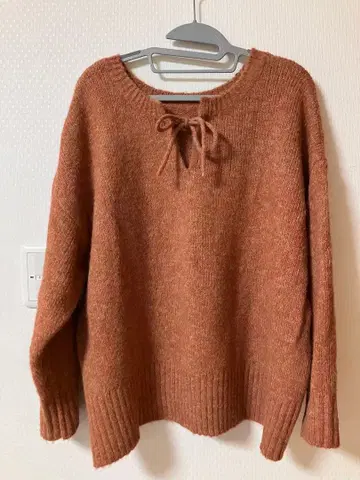 리본 포함 오렌지 계열 니트 스웨터