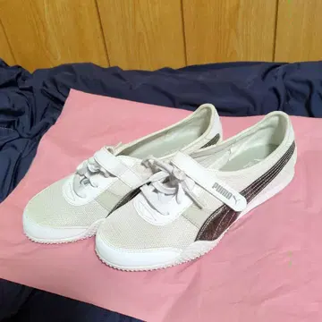 PUMA 메쉬 스니커즈 화이트/베이지