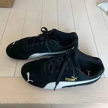 푸마 스웨이드 블랙 화이트 스니커즈