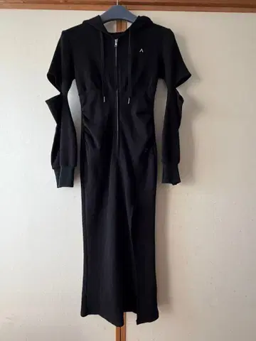 ANDMARY 블랙 후드 부착 원피스