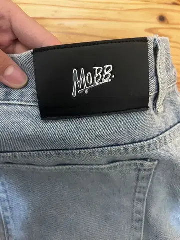 MOBB. 라이트 그레이 스트레이트 데님