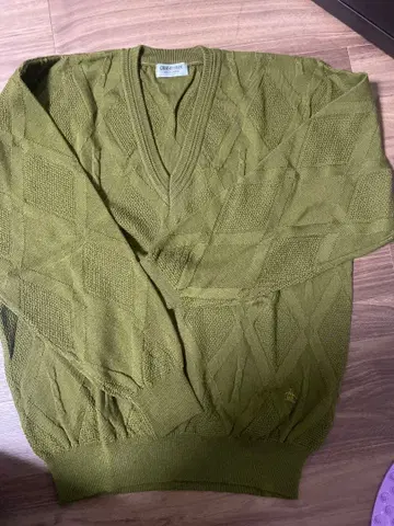울 100% 올리브 그린 V넥 스웨터