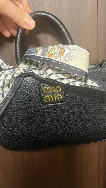 스카프 포함 블랙 가죽 백