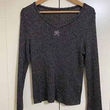 이타리야 블랙 라메 V넥 리브 니트 스웨터