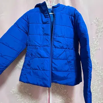 파란색 후드 부착 다운 자켓