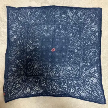네이비 반다나 패턴 스카프