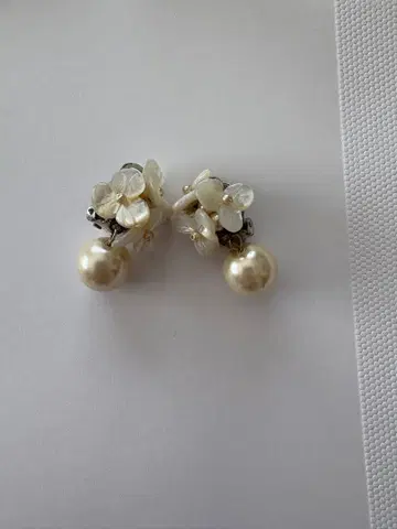 화이트 플라워 펄 귀찌