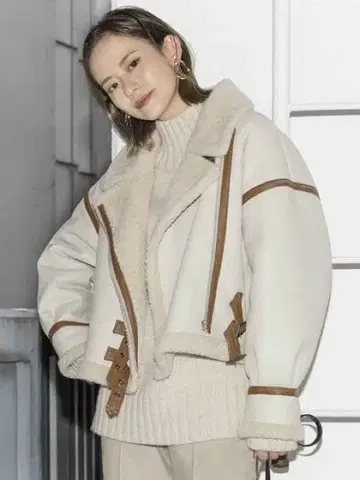 MURUA 무루아 화이트 인조 가죽 보아 자켓