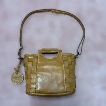 베이지 가죽 숄더백 뜨개질 디자인