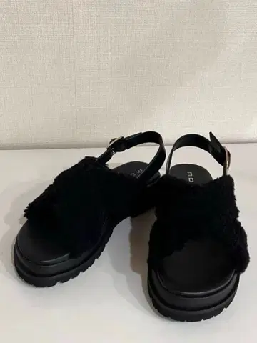 통굽 MOHI 무스탕 크로스 샌들 블랙 37