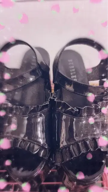 bubbles 프릴 에나멜 버클 샌들