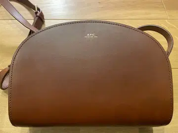 A.P.C. 하프문 백