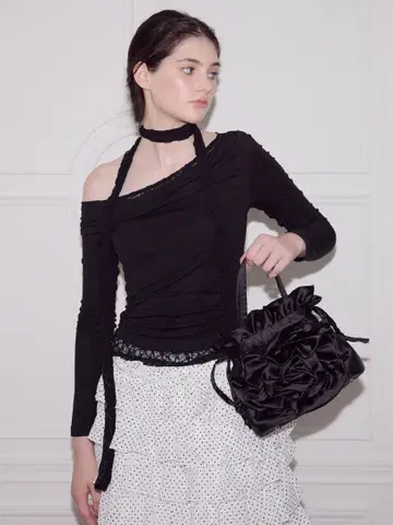 Treat urself Romance Lace-Tie Top black