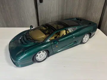 재규어 XJ220 1/12 스케일 모델 그린