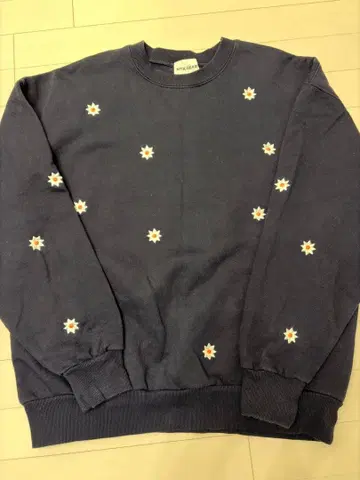 NICK GEAR +81 / 별주 플라워 크루넥 맨투맨