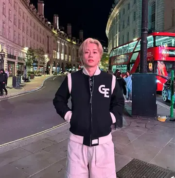 코무돗토 유타 착용 GOODENOUGH 바시티 자켓