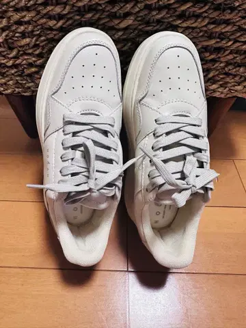 화이트 소가죽 플랫폼 스니커즈