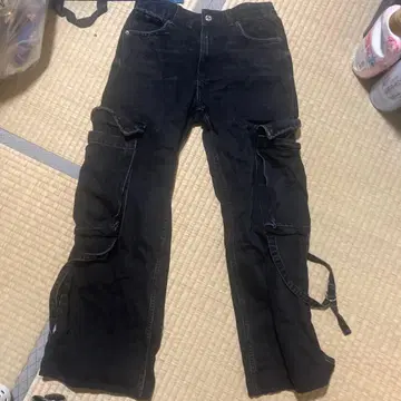 ZARA의 블랙 카고 팬츠