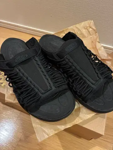 새상품급 킨 유니크 슬라이드 샌들