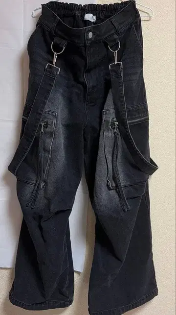 LILL 루즈 실루엣 하이웨스트 서스펜더 ZIP 포켓 데님 카고 팬츠