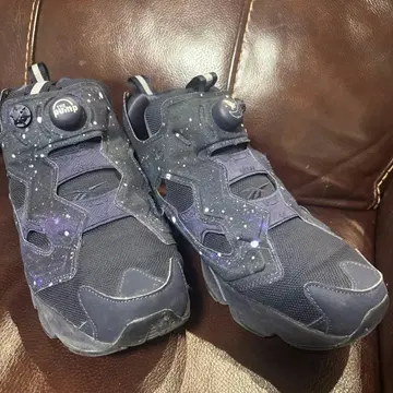 Reebok 펌프 블랙 우주 패턴 스니커즈